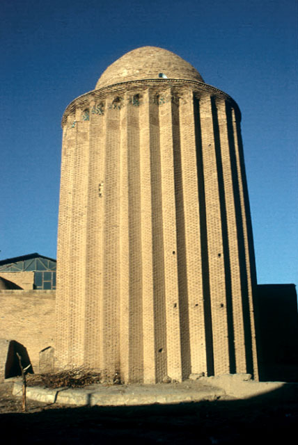 Gunbad-i Bastam in Basţām