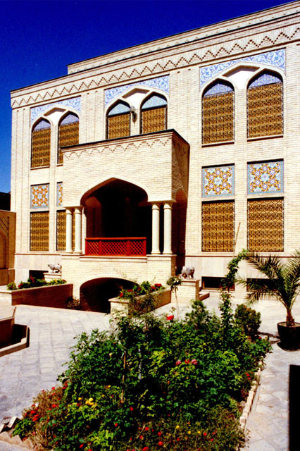 Miri Carpet Gallery in Tehrān