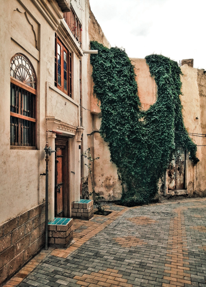 Hanging Around in Alleys of Breeze