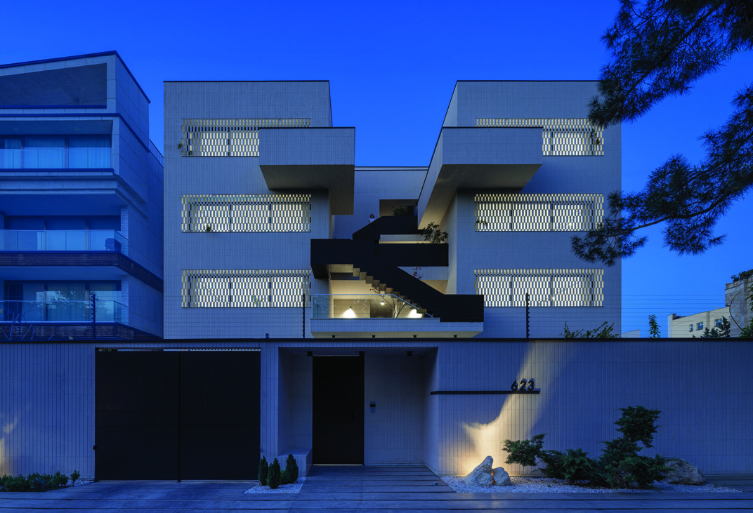 Frenzy Stair, Karaj