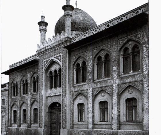 Naive Collage or Smart Adaptation: Two Options Before Iranian Modernist